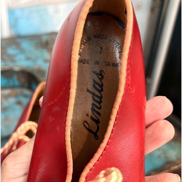 ♥️HP♥️🎉VTG Linda’s in Red, Incredible Condition, Original Laces, 7 - Picture 3 of 7